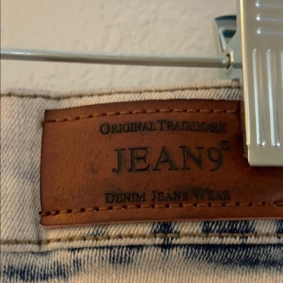 Jean9 Distressed Shorts 5 - Picture 3 of 4